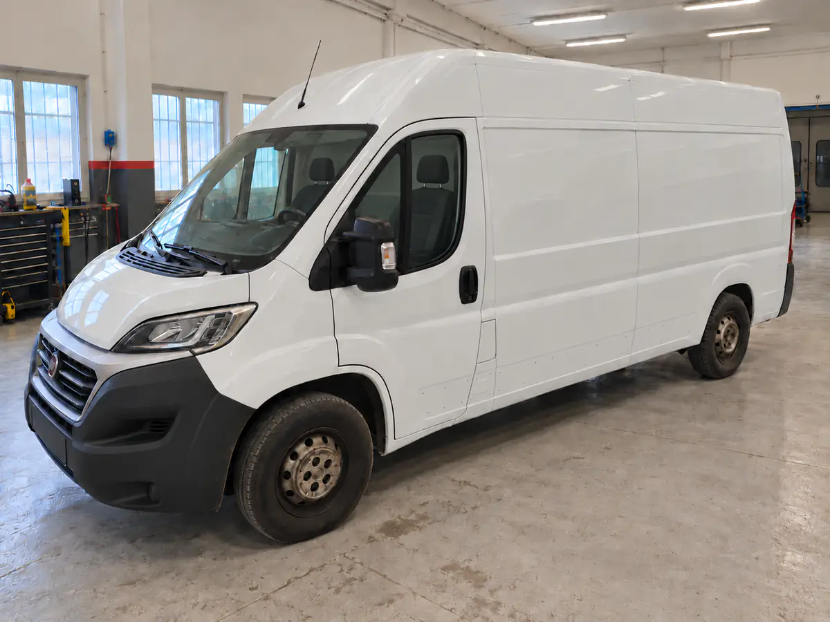 Furgone bianco appena finito, carrozzeria uniforme e lucida