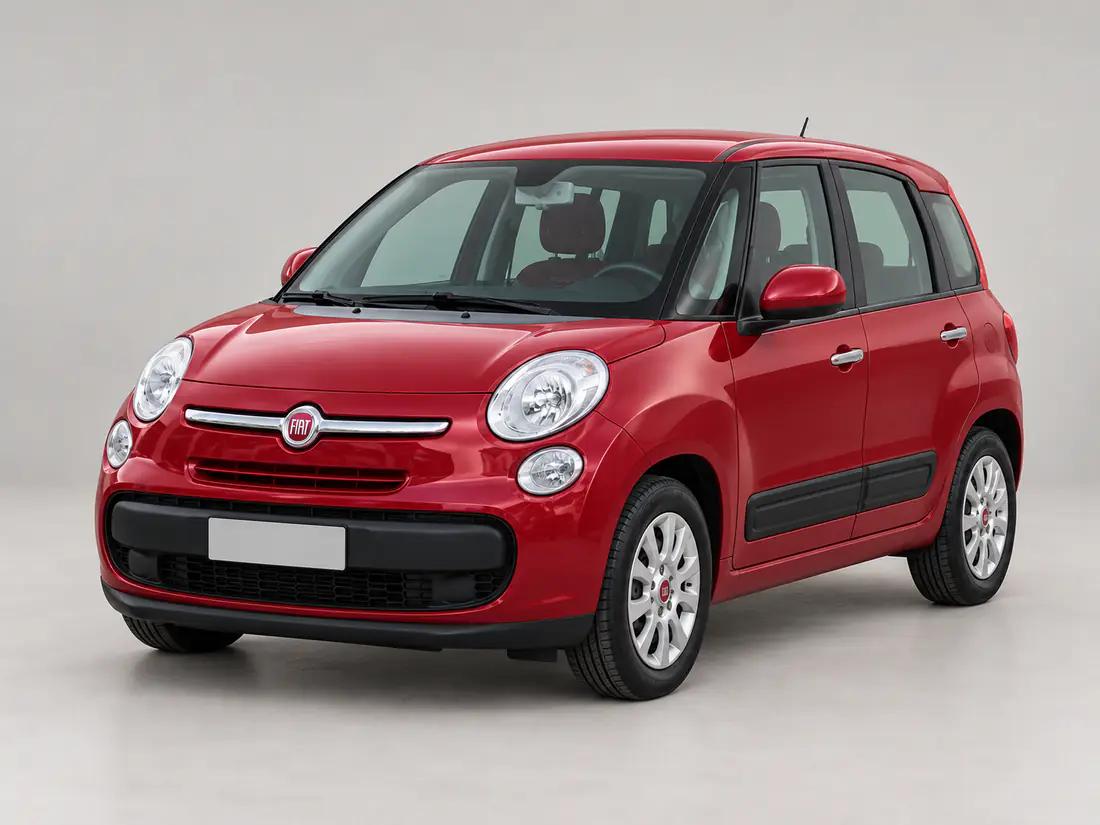 Fiat 500L rossa vista di tre quarti