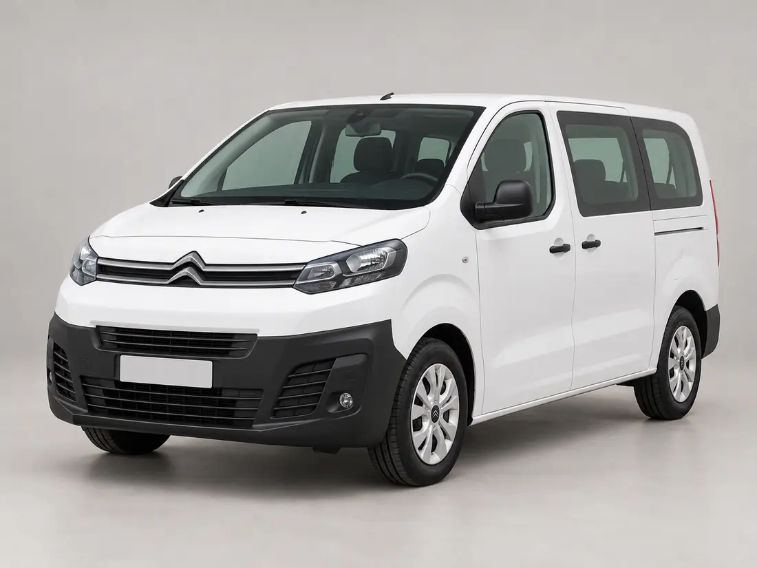 Citroën bianco a nove posti visto di tre quarti