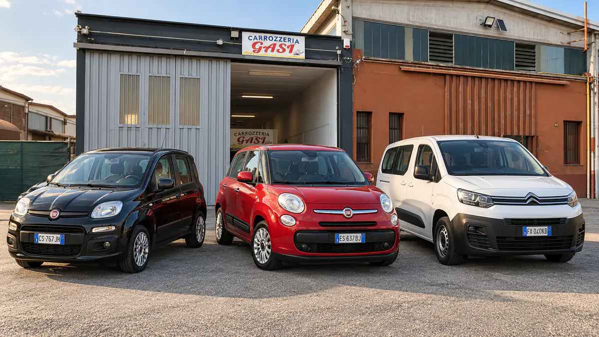 Fiat Panda, Fiat 500L e Citroën davanti all'ingresso della carrozzeria, sotto l'insegna Gasi