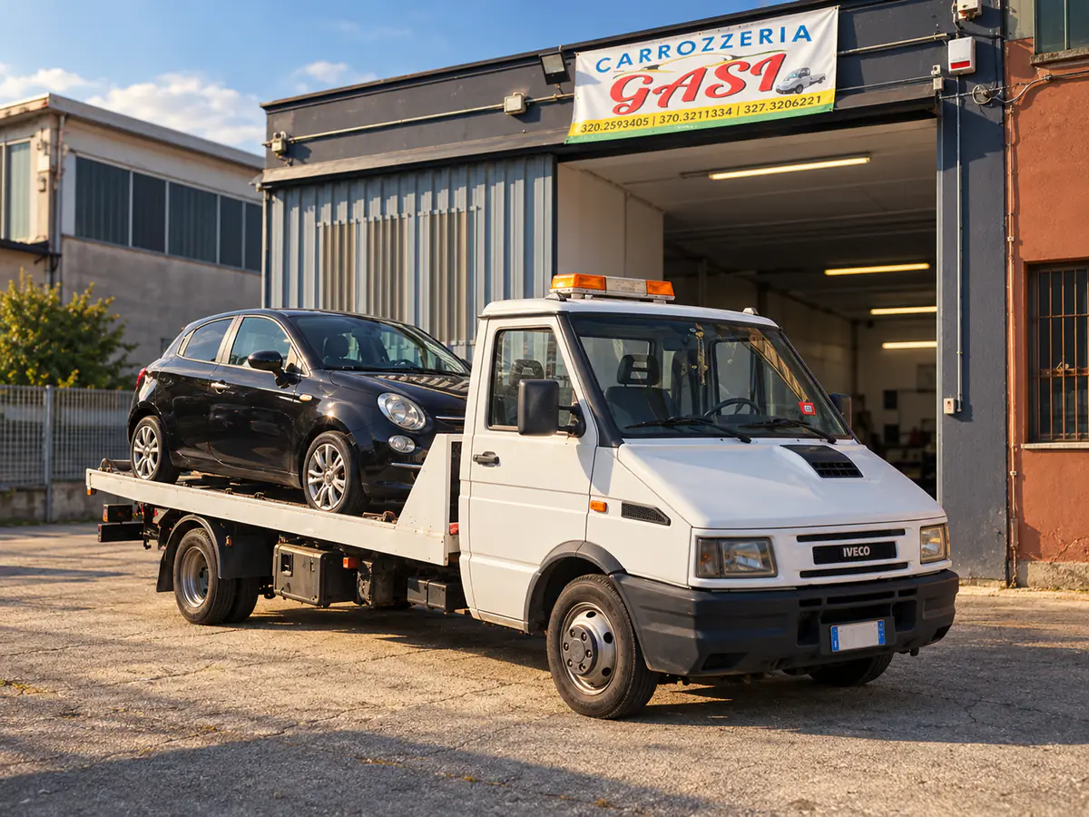 Il carro attrezzi Gasi con un'auto caricata davanti alla carrozzeria